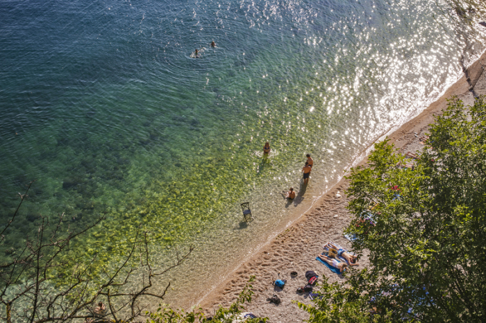 Blick auf einen Strand. Die kroatische Hafenstadt Rijeka ist 2020 Europäische Kulturhauptstadt. Foto: Borko Vukosav/Rijeka 2020 European Capital Of Culture/dpa
