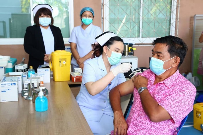 Pattayas Vizebürgermeister Manoch Nongyai beim Covid-19-Impftermin im Banglamung Hospital. Bild: PR Pattaya