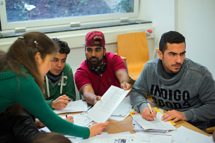 Flüchtlinge bei einem Deutschkurs in Wien. Foto: epa/Christian Bruna