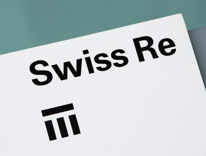Ein Dateifoto zeigt das Logo des Schweizer Rückversicherungsunternehmens Swiss Re, am Hauptgebäude des Unternehmens in Zürich. Foto: epa/Eddy Risch