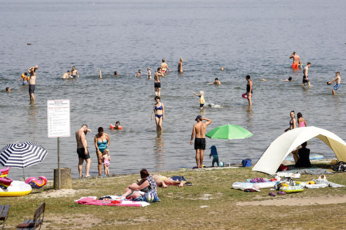 Badegäste vergnügen sich am 7. August2020 im Müritzsee in der Gemeinde Priborn im Landkreis Mecklenburgische Seenplatte. Foto: epa/Felipe Trueba