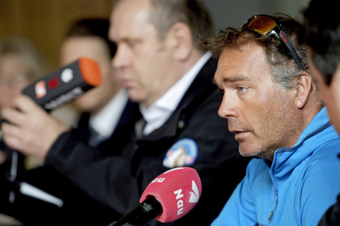 Der Zermatter Rettungschef Anjan Truffer (r.) auf der Pressekonferenz. Foto: epa/Jean-christophe Bott