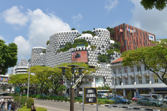 Blick auf ein Einkaufszentrum in Singapurs Bugis Street. Foto: picture alliance / Arco Images