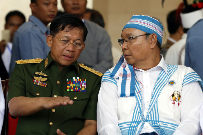  Armeechef Min Aung Hlaing (l.). Archivfoto. Foto: epa/Hein Htet
