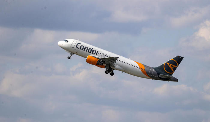 Am Flughafen in Düsseldorf hebt ein Airbus A320 der deutschen Charterfluggesellschaft Condor mit dem Ziel Palma de Mallorca ab. Foto: epa/Friedemann Vogel