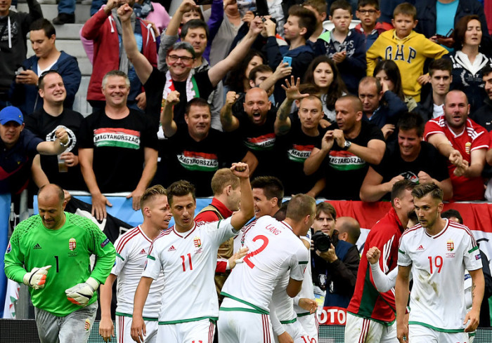 Ungarn hat bei der Fußball-EM für die erste echte Überraschung gesorgt. Gegen den Nachbarn Österreich gewann das Team des deutschen Trainers Bernd Storck sein Auftaktspiel mit 2:0. Rückhalt war ein Rekordmann. Foto: epa/Vassil Donev