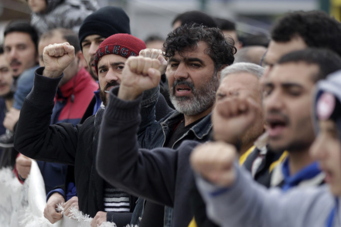 Flüchtlinge aus Syrien protestieren in Athen. Foto: epa/Orestis Panagiotou