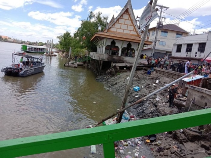 Der Fluss-Pavillon stürzte komplett in den Fluss und riss mehrere Menschen mit sich. Foto: Thai PBS