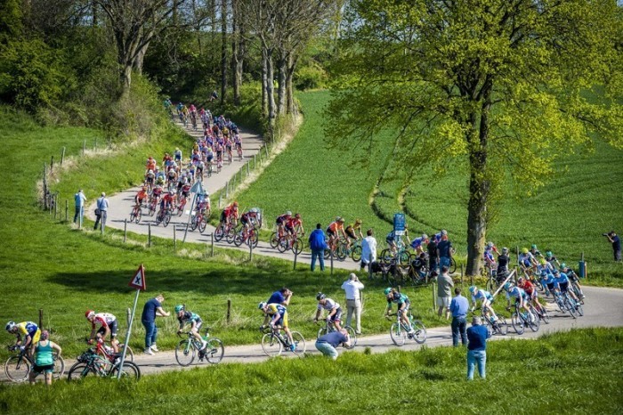 Das Pack in Aktion während des Amstel-Radrennens für Frauen in Valkenburg. Foto: epa/Marcel Van Hoorn