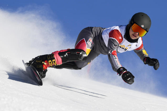Carolin Langenhorst aus Deutschland in Aktion während der Qualifikation beim FIS Alpinen Snowboard Parallel-Riesenslalom. Foto: epa/Gian Ehrenzeller