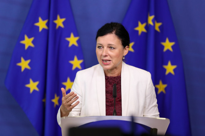 EU-Verbraucherschutzkommissarin Vera Jourova spricht während einer Pressekonferenz im Hauptsitz der Europäischen Kommission. Foto: epa/Stephanie Lecocq
