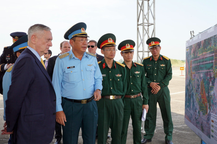 US-Verteidigungsminister James Mattis am Mittwoch bei seinem Besuch auf dem vietnamesischen Luftstützpunkt  Bien Hoa. Foto: epa/Stringer