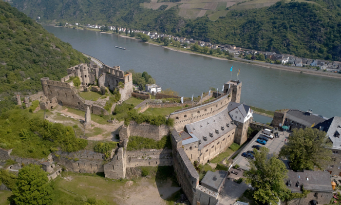 Die Luftaufnahme mit einer Drohne zeigt Burg Rheinfels. Foto: Thomas Frey/Dpa