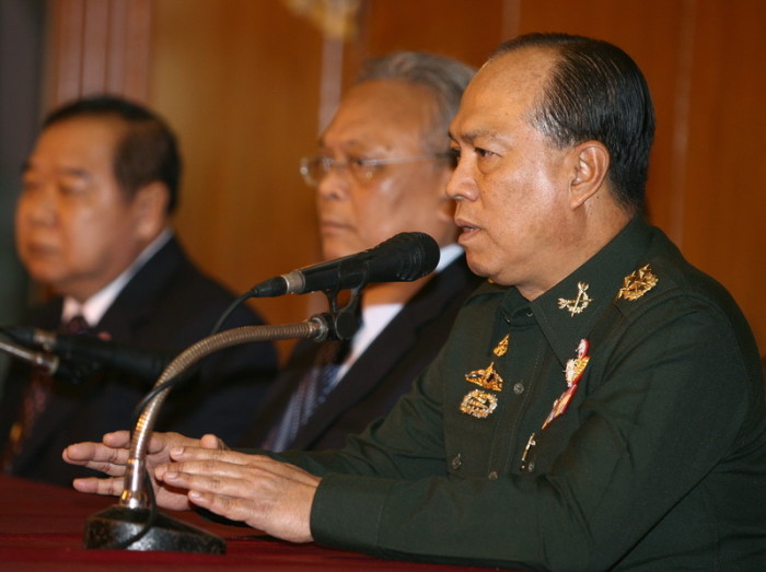 Ex-Generäle Anupong Paojinda (R) und General Prawit Wongsuwan (L), Suthep Thaugsuban (M)