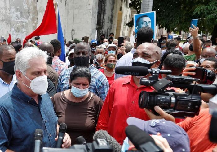 Der kubanische Präsident Miguel Diaz-Canel gibt eine Erklärung in San Antonio de los Banos ab, etwa 35 km von Havanna entfernt. Foto: epa/Yander Zamora