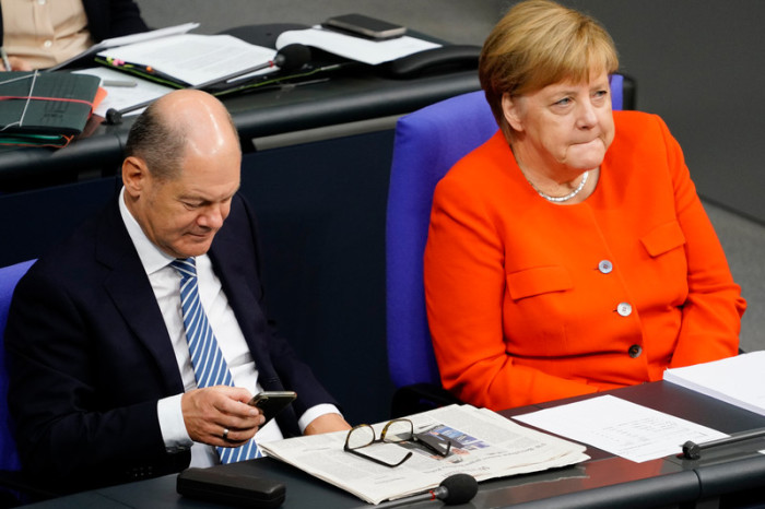 Bundesfinanzminister Olaf Scholz (l.) und Bundeskanzlerin Angela Merkel (r.). Foto: epa/Alexander Becher