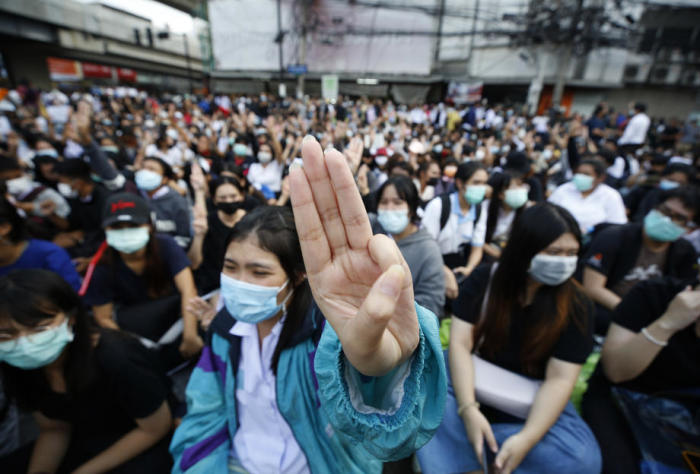 Regierungskritische Demonstranten auf einer der jüngsten Kundgebungen in Bangkok. Foto: epa/Narong Sangnak