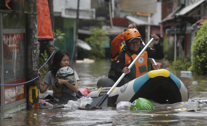 Das Hochwasser legt Gebiete in Jakarta lahm. Foto: epa/Adi Weda