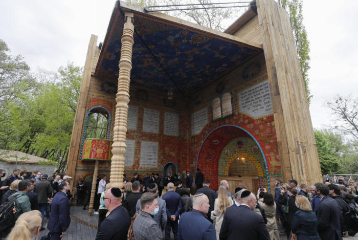 Ukrainer und Mitglieder der jüdischen Gemeinde nehmen an der Eröffnungsfeier der symbolträchtigen Synagoge 