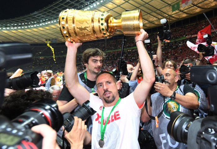  Auf dem Foto, Franck Ribery feiert mit der Trophäe nach dem DFB-Pokal-Finale Fußballspiel zwischen Bayern München und Borussia Dortmund. Foto: epa/Bernd Thissen