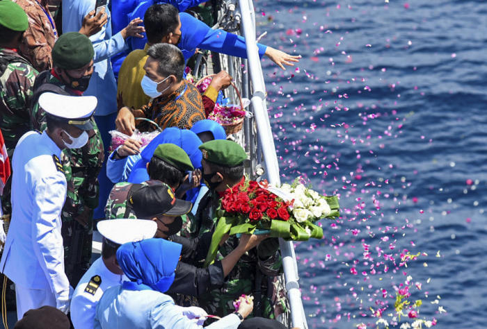 Blumenwurf-Zeremonie für die Besatzungsmitglieder des gesunkenen U-Boots Nanggala auf Bali. Foto: epa/Atmaja