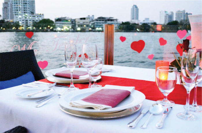 Romantisch dinieren mit Blick auf den Chao Phraya.