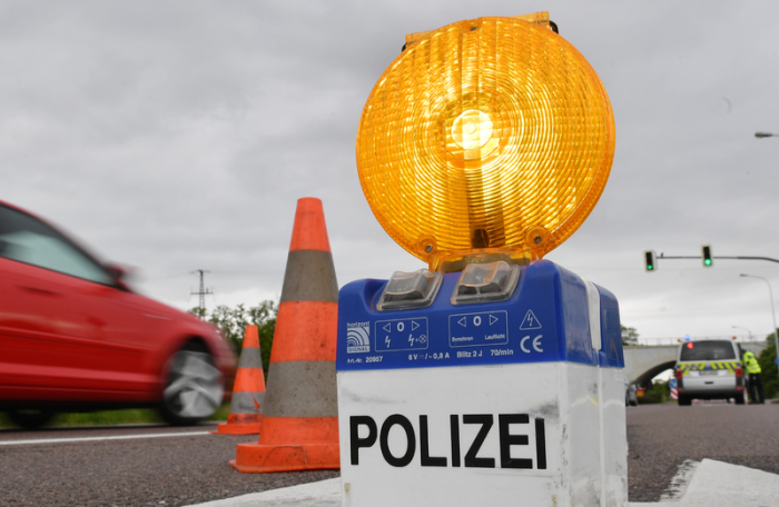 Eine Warnleuchte der Polizei steht an einer Fahrbahneinengung in Halle/Saale. Foto: Hendrik Schmidt/dpa-Zentralbild/dpa