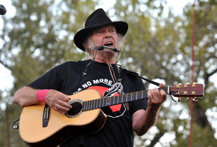 Neil Young tritt in der Nähe von Neligh, Nebraska, auf. Foto: epa/Steve Pope