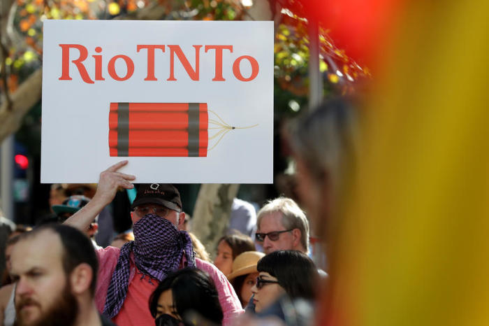 Protestierende werden während einer Kundgebung vor dem Büro von Rio Tinto in Perth gesehen. Foto: epa/Richard Wainwright
