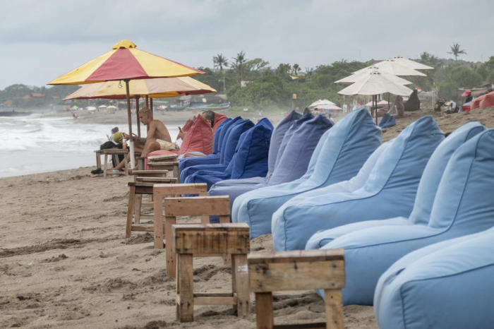Am Strand von Canggu, Bali, sind leere Sitzplätze für Touristen zu sehen. Foto: epa/Made Nagi