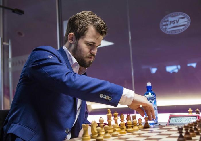 Norwegischer Schachmeister Magnus Carlsen macht einen Zug während der fünften Runde des Tata-Stahl-Schachturniers im Philips-Stadion in Eindhoven. Foto: epa/Koen Suyk