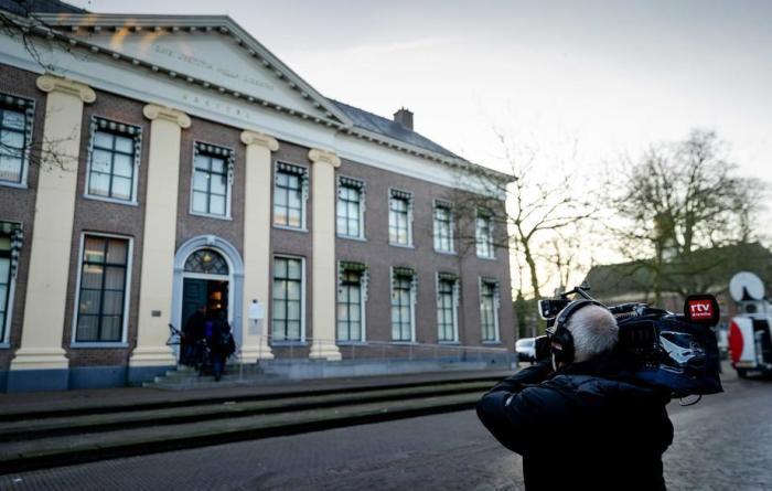 Die Medien vor dem Gericht, wo die erste Pro-forma-Anhörung im Strafverfahren gegen den Hauptverdächtigen Gerrit Jan van D. stattfindet. Foto: epa/Robin Van Lonkhuijsen