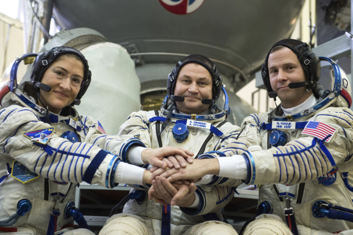 Die US-Astronauten Christina Hammock Koch (l) und Nick Hague (r) und der russische Kosmonaut Alexej Owtschinin während ihrer Abschlussprüfung im Gagarin Kosmonauten Trainingszentrum in Star City bei Moskau. Foto: Uncredited/Pool Afp/dpa