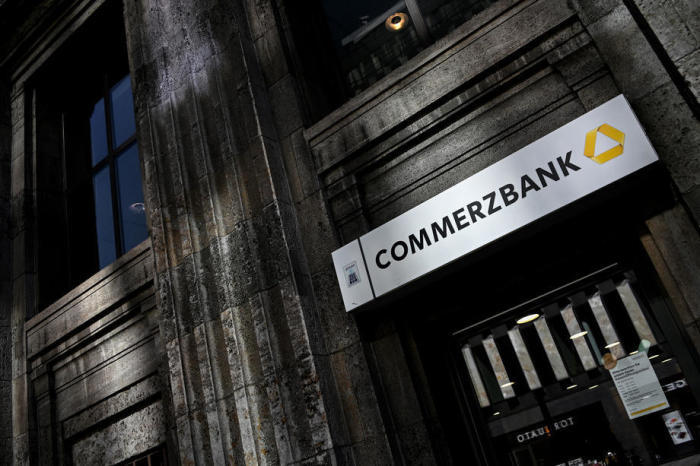 Eine Außenansicht der Commerzbank. Foto: epa/Sascha Steinbach