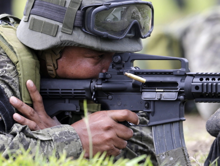 Philippinen, Palayan, Fort Magsaysay: Ein Philippinischer Soldaten feuert mit einem Remington M4 Sturmgewehr. Dabei wird eine Patrone ausgeworfen. Foto: dpa/Francis R. Malasig