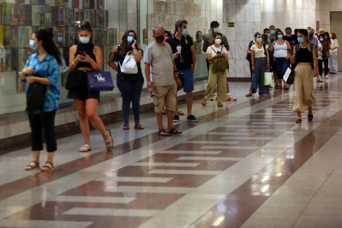 Menschen warten in der Syntagma-Metrostation im Zentrum Athens darauf, auf die Coronavirus-Krankheit (COVID-19) getestet zu werden. Foto: epa/Orestis Panagiotou