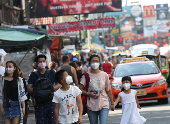 Dass einfache Masken Schutz vor dem Virus bieten, ist laut Experten ein Irrglaube. Sie können höchstens vor dem häufigen Griff an Mund und Nase schützen. Foto: epa/Narong Sangnak