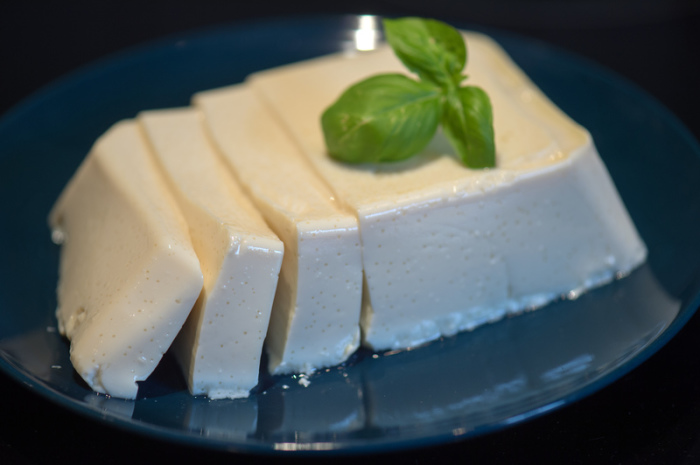 ILLUSTRATION: Tofu liegt auf einem blauen Teller in einer Küche. Foto: Arno Burgi/Dpa-zentralbild/dpa