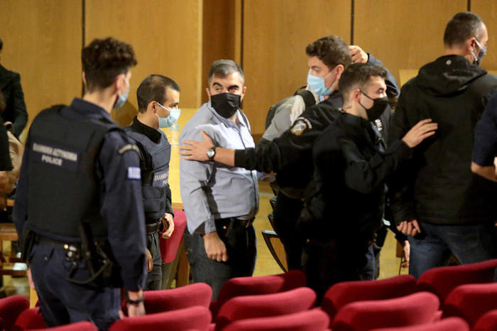 Griechische Polizeibeamte eskortieren Artemis Matthaiopoulos(C)Golden Dawn-Führung, die in Athen ins Gefängnis gebracht werden soll. Foto: epa/Pantelis Saitas