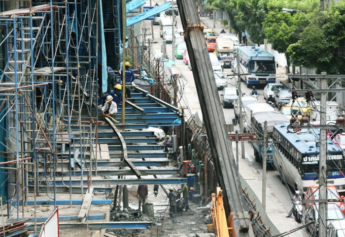 Die Megacity Bangkok wächst weiter. Stadtweit entstehen neue Gebäude, die Motorisierung nimmt zu. Foto: epa