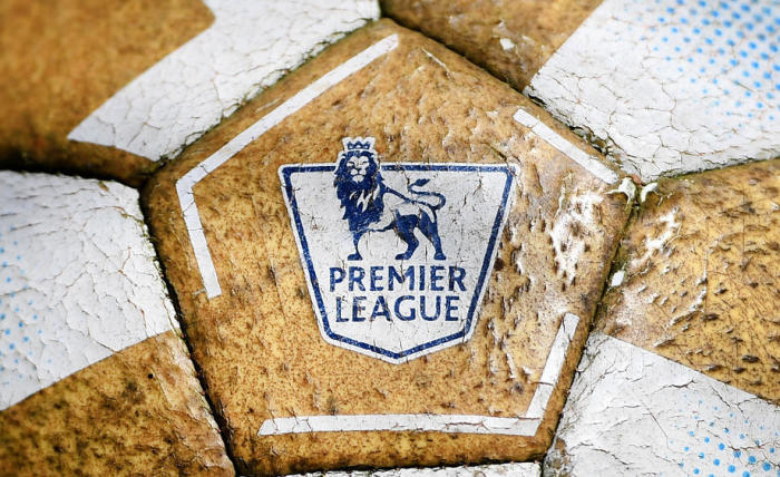 Ein Fußball mit dem Logo der englischen Premier League ist auf dem Trainingsgelände des FC Watford in Hertfordshire zu sehen. Foto: epa/Andy Rain