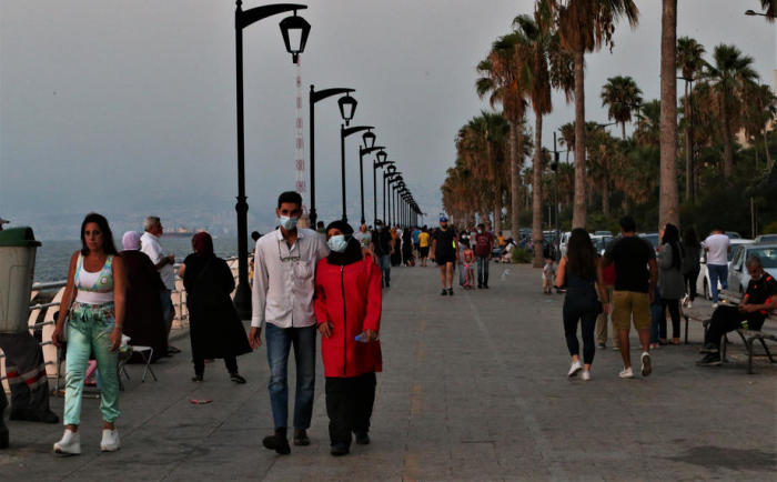 Bürger spazieren an der Promenade während eines Sonnenuntergangs auf der Corniche am Mittelmeer. Foto: epa/Nabil Mounzer