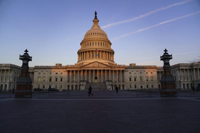 Die Sonne scheint bei Morgendämmerung auf das Kapitol. (zu dpa «US-Kongress wendet drohenden «Shutdown» kurz vor Fristablauf ab») Foto: J. Scott Applewhite/Ap/dpa