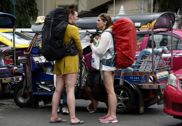 Zwei Rucksackreisende in Bangkoks Backpackermeile Khao San Road. Foto: epa/Narong Sangnak