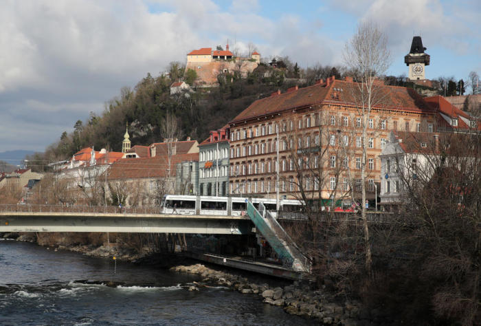 Eine Straßenbahn fährt auf einer Brücke über die Mur im Zentrum von Graz. Foto: epa/Tatyana Zenkovich