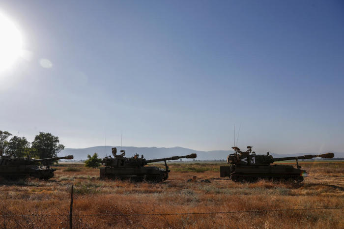 Neu im Hula-Tal im Norden Israels stationierte israelische Artillerieeinheiten. Foto: epa/Atef Safadi