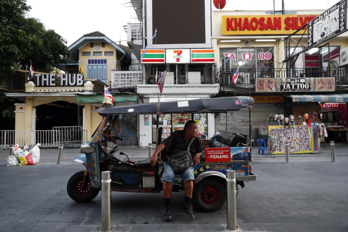 Ein Tuk-Tuk-Fahrer wartet am 25. August in Bangkoks Khao San Road auf Kundschaft. Foto: epa/Rungroj Yongrit