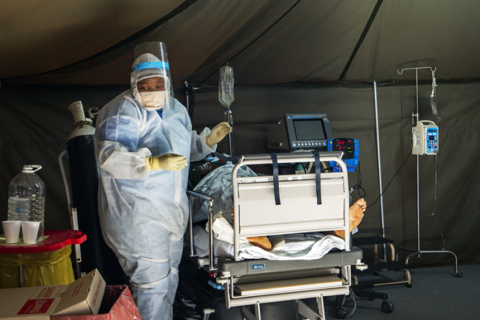 Ein Patient, der sich mit dem Coronavirus infiziert hat und an Covid-19 erkrankt ist, wird im Tshwane District Hospital mit Sauerstoff behandelt. Foto: Jerome Delay