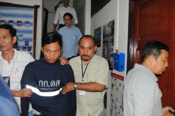 Der mutmaßliche Täter, Wanchai Saengkhao (22), wird von Polizeibeamten abgeführt.