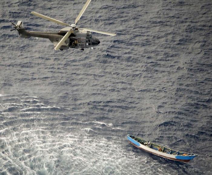 Rettung von drei Immigranten auf einem kleinen Boot vor der Küste der Kanarischen Inseln. Foto: epa/Spanish Air Force Handout